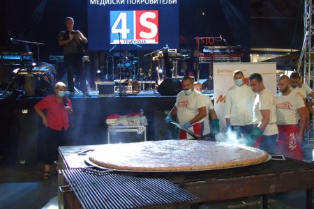 NOVI REKORD NA ROŠTILJIJADI U LESKOVCU, NAPRAVLJENA PLJESKAVICA TEŠKA 67 KILOGRAMA