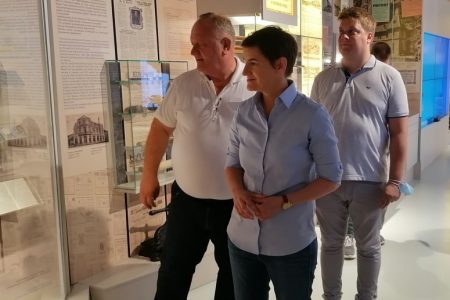 PREMIJERKA ANA BRNABIĆ POSETILA NARODNI MUZEJ LESKOVAC