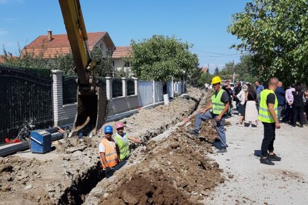 POČELA REKONSTRUKCIJA VODOVODNE MREŽE U ULICI NIKOLE TESLE U VINARCU