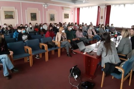 U LESKOVAČKOJ GIMNAZIJI ODRŽANA JE DANAS TRIBINA O TRGOVINI LJUDIMA