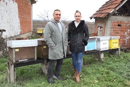 JOVANA STOJANOVIĆ IZ PRIDVORICE STUDENT PRAVA I NAJMLAĐI PROIZVOĐAČ MEDA