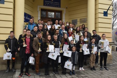 DODELJENE NAGRADE NAJBOLJIM SPORTISTIMA I SPORTSKIM RADNICIMA GRADA LESKOVCA ZA 2021. GODINU