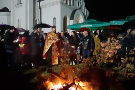 U CRKVI SVETOG NIKOLE U BOJNIKU TRADICIONALNO ZAPALJEN BADNJAK I ORGANIZOVANO LOMLJENJE ČESNICE