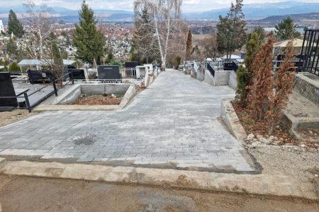 NASTAVLJENI RADOVI NA UREĐENJU STAZA NA SVETOILIJSKOM I ŠPITALJSKOM GROBLJU