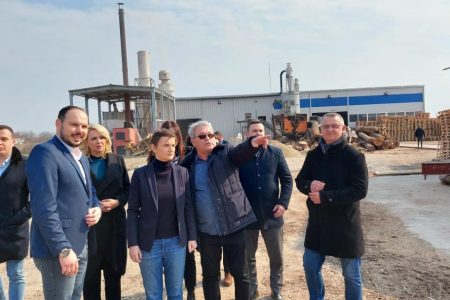 Danas su Ana Brnabić, Irena Vujović i Darija Kisić Tepavčević posetile porodičnu kompaniju ‘’KMD pelet’’ u Kladovu