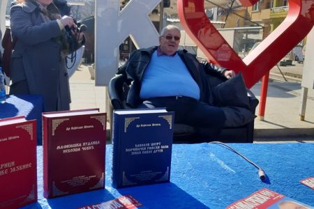 PREDSEDNIK SRS VOJISLAV ŠEŠELJ DANAS OBIŠAO LESKOVAC I PODELIO SVOJE KNJIGE