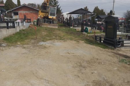 JKP KOMUNALAC UREĐUJE STAZE NA SVETOILIJSKOM GROBLJU I ADAPTIRA KAPELU NA GROBLJU U VUČJU