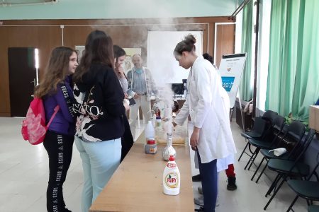 POVODOM ŠEST DECENIJA USPEŠNOG POSTOJANJA I RADA HEMIJSKO-TEHNOLOŠKE ŠKOLE U LESKOVCU DANAS JE BIO ORGANIZOVAN DAN OTVORENIH VRATA