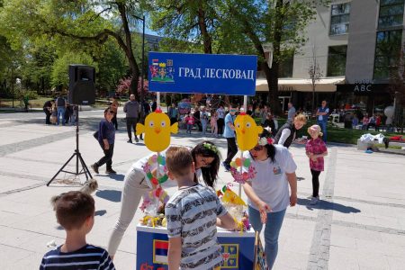 ODRŽANE USKRŠNJE RADIONICE ZA DECU NA GRADSKOM TRGU U LESKOVCU