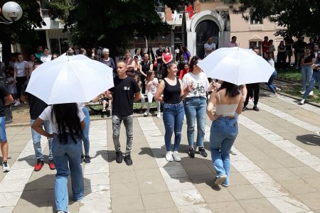 MATURANTI TEHNIČKE ŠKOLE U BOJNIKU IZVELI SU DANAS SVOJ PLES