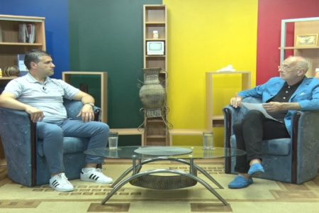 PROF. DR DANICA GRUJIČIĆ GOVORIĆE NA TRIBINI O MLADIMA