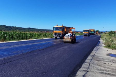 NA PUTU LESKOVAC – LEBANE UGRAĐUJE SE ZAVRŠNI SLOJ ASFALTA