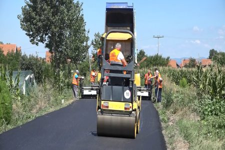 RADOVI NA ASFALTIRANJU DELA PUTA KROZ SELO GUBEREVAC SE NALAZE U ZAVRŠNOJ FAZI