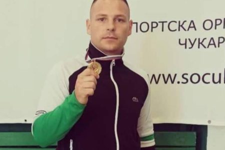 NIKOLA MLADENOVIĆ IZ MEDVEĐE OSVOJIO ZLATO NA DRŽAVNOM PRVENSTVU U KARATEU