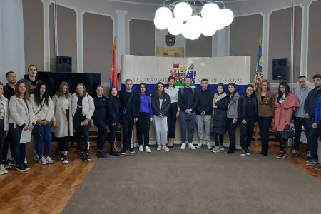 STUDENTI IZ LESKOVCA OTPUTOVALI NA SAMIT MLADIH „OTVORENI SVET“