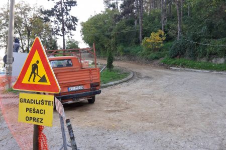 U TOKU SU RADOVI NA POPLOČAVANJU PEŠAČKE STAZE PREMA HISARU