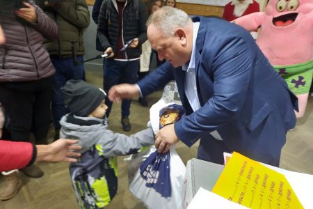 PODELJENI NOVOGODIŠNJI PAKETIĆI DECI IZ GRDELIČKOG KRAJA