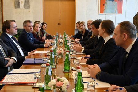 Ministar Gašić se sastao sa komesarom Evropske unije za susedsku politiku i proširenje Oliverom Varheljijem