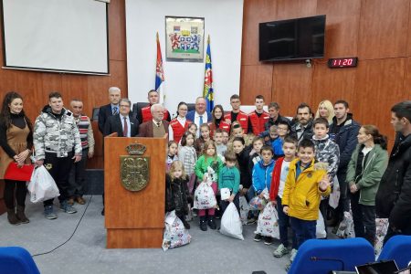 DANAS PROSLAVLJENO 145 GODINA CRVENOG KRSTA U LESKOVCU I PODELJENI  PAKETIĆI ZA DECU