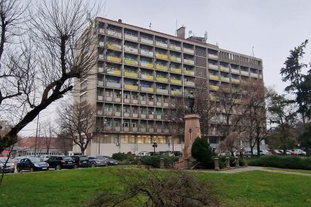 GRADONAČELNIK NAJAVIO ADAPTACIJU OSMOSPRATNICE, KAO I ZGRADE OPŠTINE I JABLANIČKOG OKRUGA
