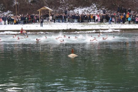 U VLASOTINCU I OVE GODINE TRADICIONALNO PLIVANJE ZA ČASNI KRST