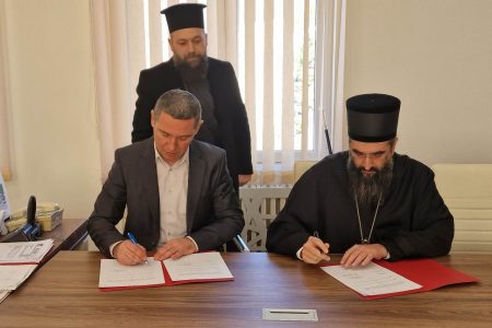 EPISKOP NIŠKI ARSENIJE I PREDSEDNIK OPŠTINE MEDVEĐA DRAGAN KULIĆ DANAS SU POTPISALI UGOVOR O IZGRADNJI PET KUĆA ZA SOCIJALNO UGROŽENE PORODICE