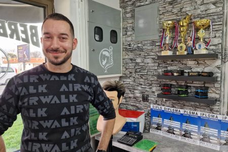 MUŠKI FRIZER IVAN CVETKOVIĆ IZ LESKOVCA NA TAKMIČENJU BEOGRADSKI POBEDNIK OSVOJIO 4 PEHARA