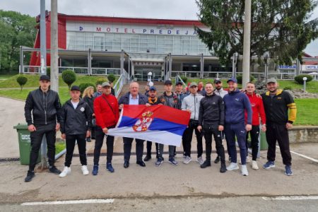 PREDSEDNIK GRO SNS LESKOVAC GORAN CVETANOVIĆ PRUŽIO PODRŠKU MLADIĆIMA KOJI SU PEŠICE KRENULI NA VELIKI SKUP U BEOGRADU