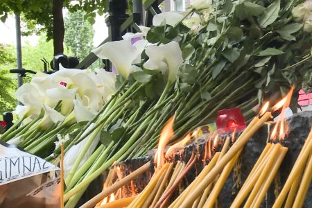 GRAĐANI PALE SVEĆE I ODAJU POČAST STRADALIMA ISPRED ŠKOLE „VLADISLAV RIBNIKAR“