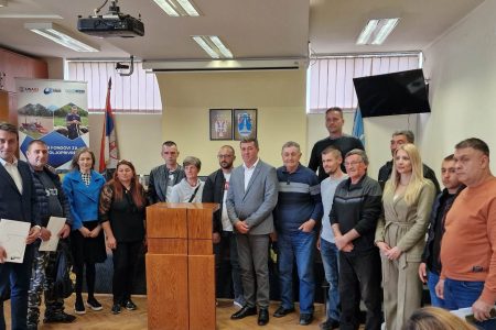U VLASOTINCU DANAS URUČENI UGOVORI DOBITNICIMA SREDSTAVA IZ LOKALNOG FONDA ZA RAZVOJ POLJOPRIVREDE