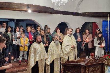 SINOĆ SLUŽEN MOLEBAN U LESKOVAČKIM HRAMOVIMA ZA NASTRADALE UČENIKE I ŠKOLSKOG ČUVARA U BEOGRADU