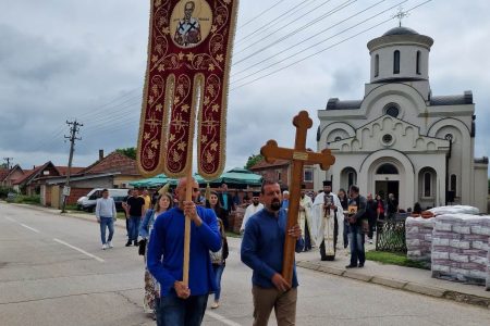 SVEČANOM LITURGIJOM I LITIJOM BOJNIK JE DANAS OBELEŽIO SVOJU GRADSKU SLAVU