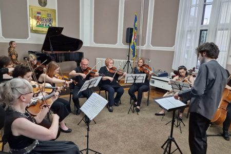 SINOĆ U SVEČANOJ SALI GRADA NASTUPILI MLADI TALENTI LESKOVAČKE MUZIČKE ŠKOLE