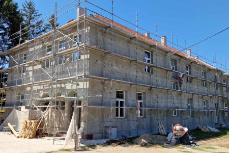 GRADONAČELNIK CVETANOVIĆ OBIŠAO RADOVE NA OSNOVNOJ ŠKOLI U MANOJLOVCU