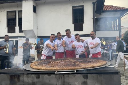 NAPRAVLJENA NAJVEĆA PLJESKAVICA OD 80 KILOGRAMA