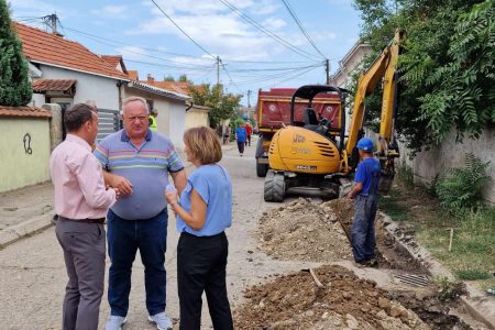 GRADONAČELNIK GORAN CVETANOVIĆ OBIŠAO RADOVE NA REKONSTRUKCIJI VODOVODNE MREŽE U ULICI VOJE NIKOLAJEVIĆA