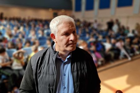 OPŠTINA BOJNIK ĐAKE PRVAKE TRADICIONALNO OBRADOVALA NOVČANIM POKLON ČESTITKAMA