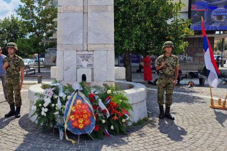 POLAGANJEM VENACA I CVEĆA U LESKOVCU OBELEŽENO 79 GODINA OD SAVEZNIČKOG BOMBARDOVANJA