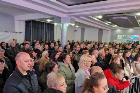 ODRŽAN PREDIZBORNI SKUP „ALEKSANDAR VUČIĆ – LESKOVAC NE SME DA STANE“ U MANOJLOVCU