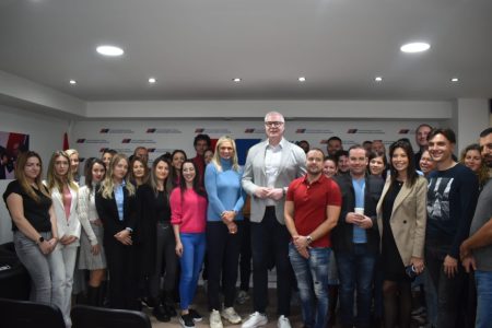 ĐURIŠIĆ I TOMAŠEVIĆ RAZGOVARALI SA OMLADINOM NA SAVSKOM VENCU