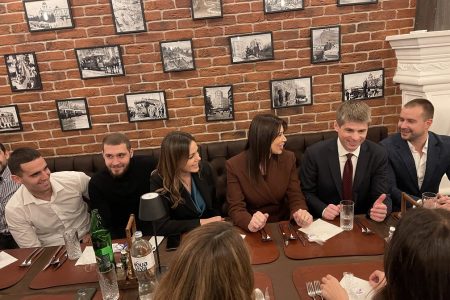 VUJOVIĆ I GUJON RAZGOVARALI SA OMLADINOM I PORUČILI DA JE SRBIJA DANAS NA SIGURNOM  PUTU