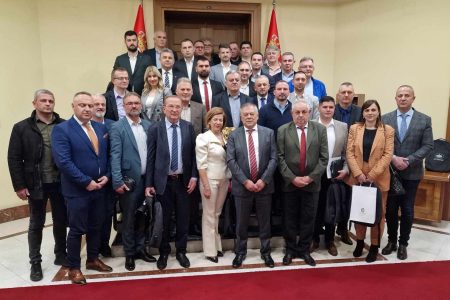 PREDSEDNIK NENADOVIĆ I MINISTAR TONČEV POTPISALI UGOVOR O SUFINANSIRANJU PROGRAMA PODRŠKE UNAPREĐENJU RAZVOJA IZRAZITO NEDOVOLJNO RAZVIJENIH OPŠTINA