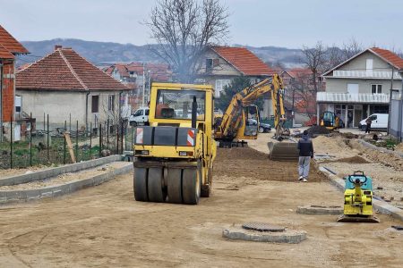 U ULICI BOJANA I DEJANA TASIĆA U BOJNIKU U TOKU JE ZAVRŠNA PRIPREMNA FAZA ZA ASFALTIRANJE