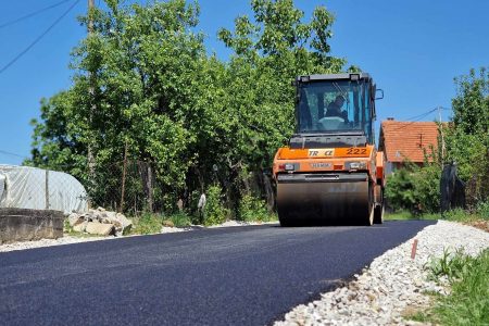 U SELU ŽDEGLOVU PRI KRAJU SU RADOVI NA ASFALTIRANJU ULICE KRALJA MILANA