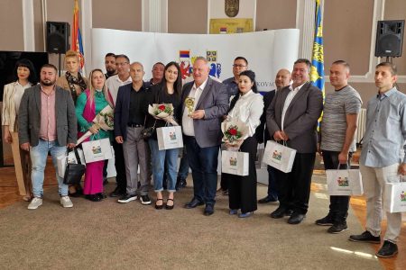 NA TRADICIONALNOM PRIJEMU POVODOM MEĐUNARODNOG DANA ROMA GRADONAČELNIKU GORANU CVETANOVIĆU URUČENO PRIZNANJE „NAJBOLJI PRIJATELJ ROMA“