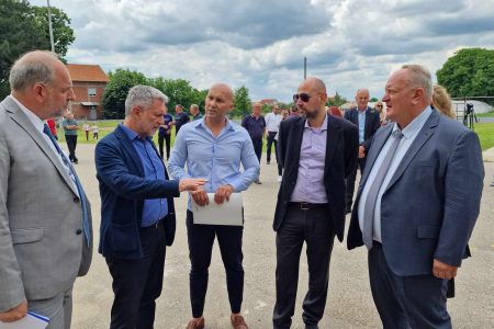 BERTOLINI I GRADONAČELNIK CVETANOVIĆ POSETILI SU DANAS I OSNOVNU ŠKOLU „BORA STANKOVIĆ“ U GUBEREVCU
