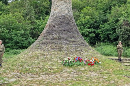 POLAGANJEM VENACA U SPOMEN PARKU U LESKOVCU OBELEŽEN DAN POBEDE NAD FAŠIZMOM