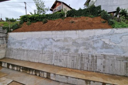 ZAVRŠENI RADOVI NA IZGRADNJI POTPORNOG ZIDA U DELIGRADSKOJ ULICI U LESKOVCU