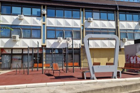 IZGRAĐENA TERETANA NA OTVORENOM IZA DOMA PENZIONERA