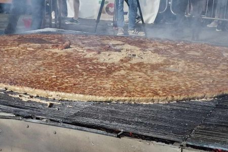 U LESKOVCU POSTAVLJEN NOVI REKORD, ISPEČENA PLJESKAVICA OD 86 KILOGRAMA I 400 GRAMA